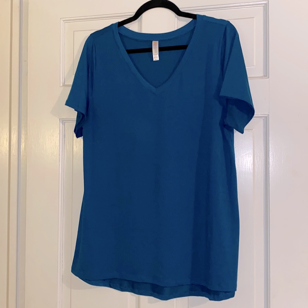 NWOT Lularoe Classic tee